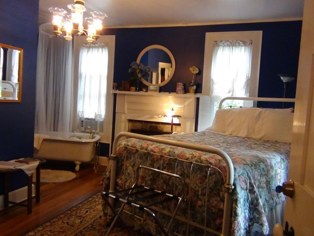 Buffalo Tavern Bed And Breakfast West Jefferson Oda fotoğraf